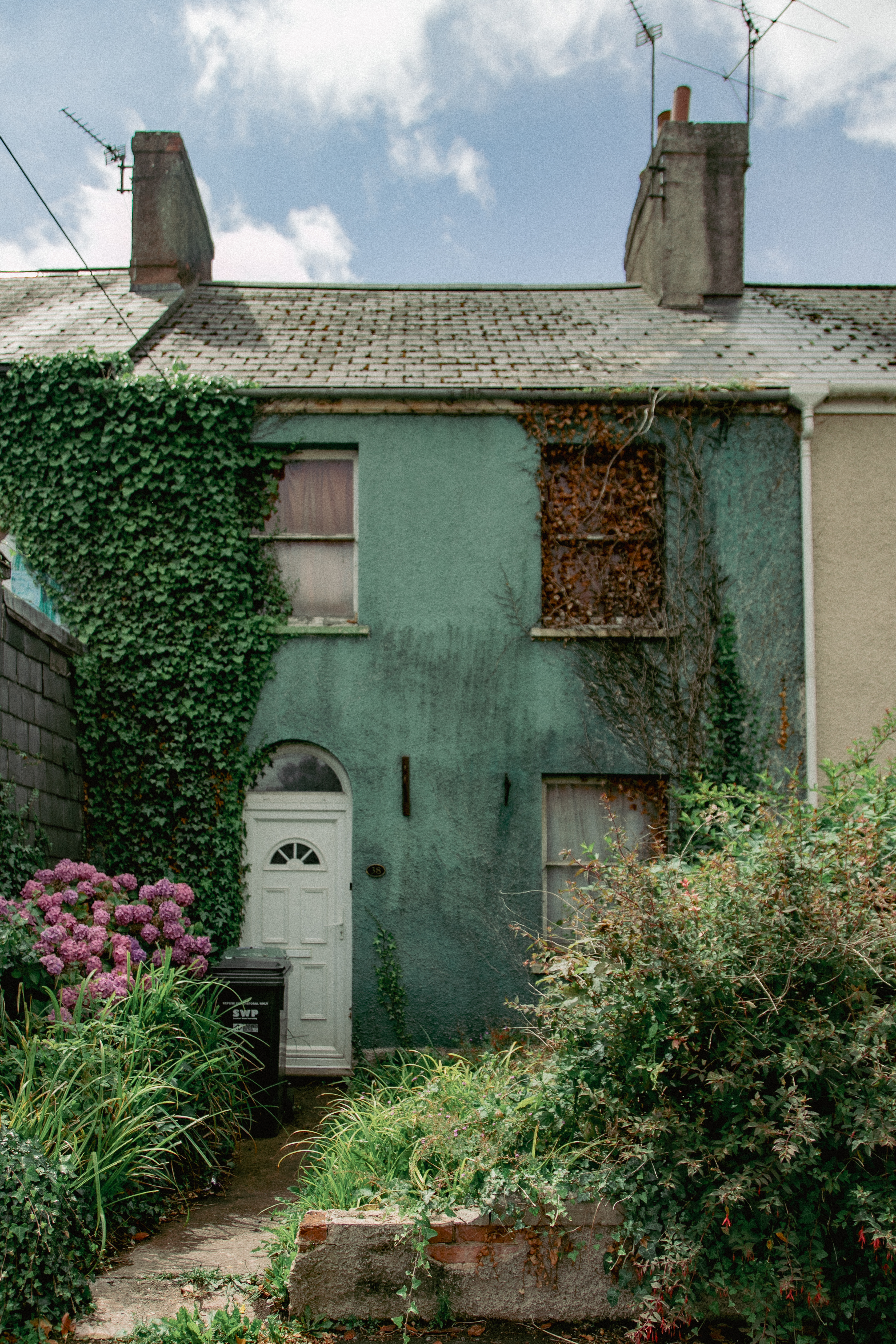 5566546 Livvi Grant Both Sides Of The Wall