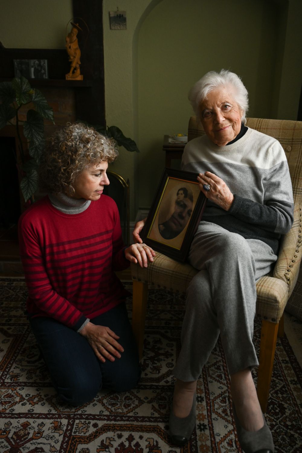 8. Rosl Schatzberger With Her Daughter Lesley Schatzburger Generations Portraits Of Holocaust Survivours (C) Carolynmendelsohn