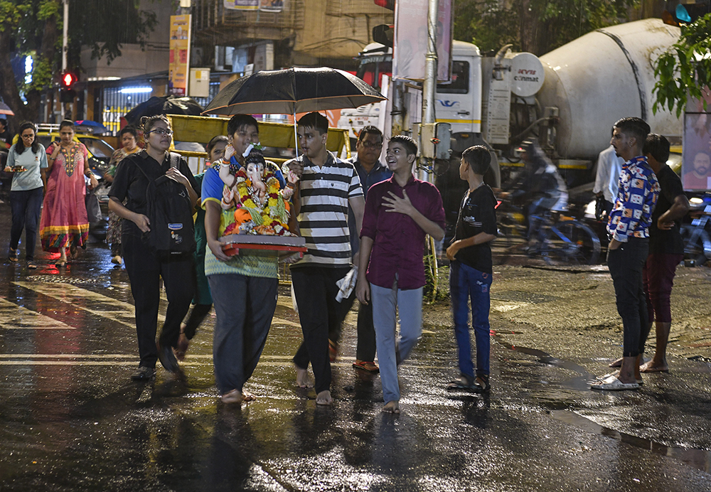 Ganpati Visarjan At Mumbai by Saraubh Battacharya