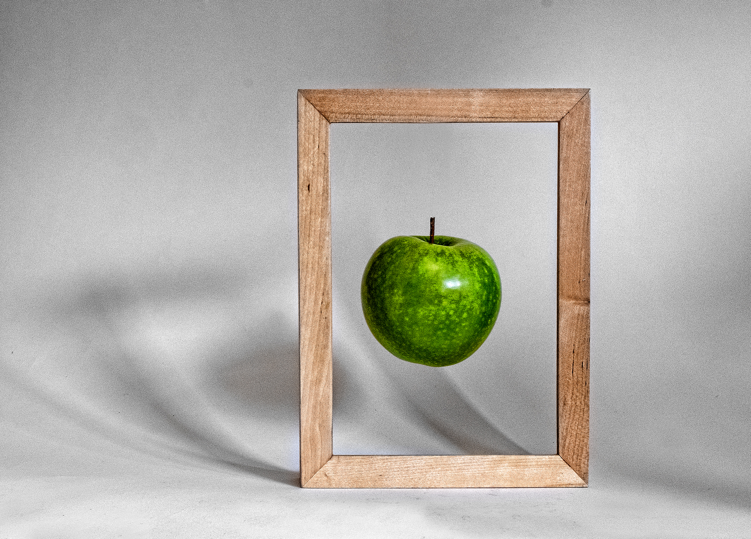 SCOTT NEIL MAGRITTE's APPLE