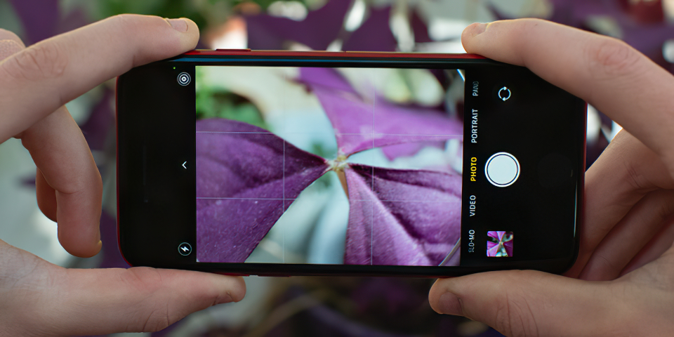 smartphone_holding 960 wide